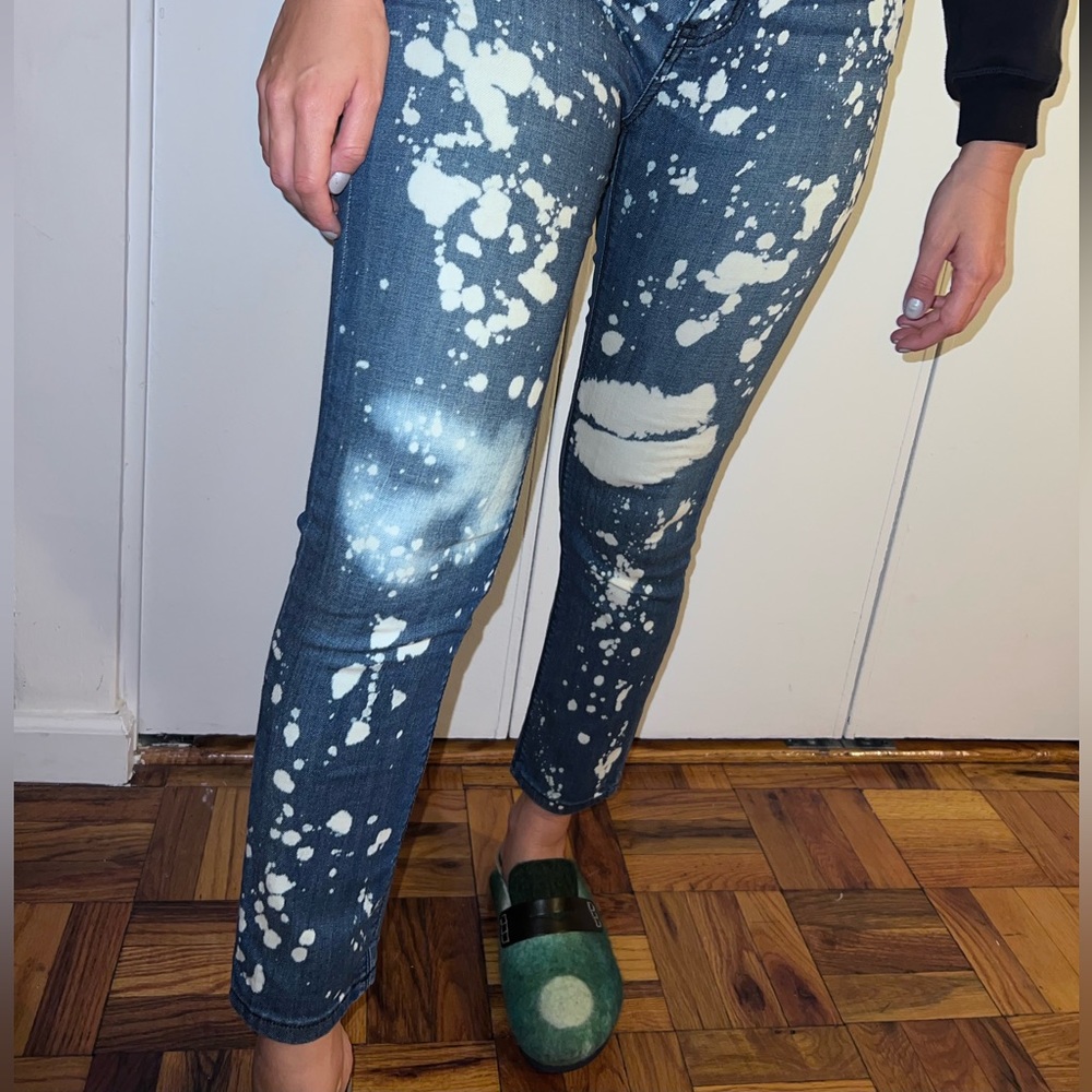 Fun blue and white splattered jeans from Urban Outfitters. Size 28.